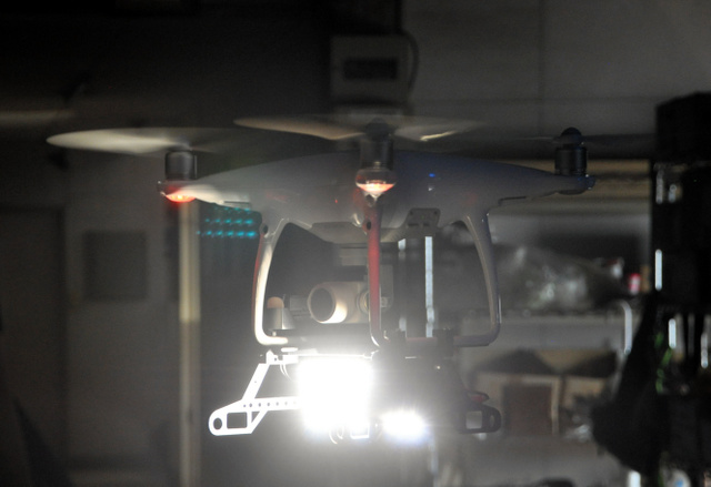 抢险救灾无人机：配LED照明装置，可在夜间和水中工作